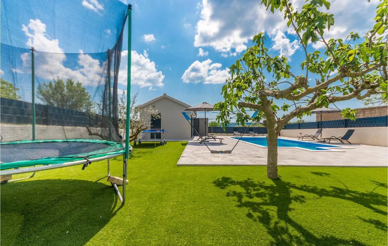 בית נופש סבטי פיליפ אי ג'קוב 2 Bedroom Awesome Home In Sveti Fiilip I Jakov